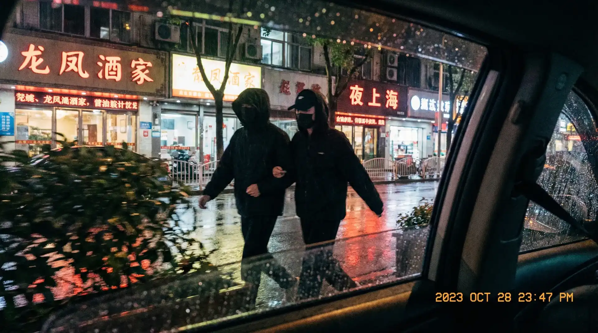 今日黑料-明星黑料第一平台|在线爆料|每日更新不间断 - 顶流明星深夜密会现场抓拍照片